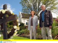 Das Traumhotel – Jonathan (Michael Greiling) und Hanna (Gila von Weitershausen) am Grab von Jonathans Bruder.