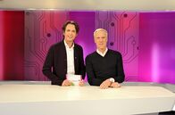 Planet Wissen – Moderator Jo Hiller mit Studiogast Ingo Froböse (rechts), Professor für Prävention und Rehabilitation im Sport an der Deutschen Sporthochschule in Köln.