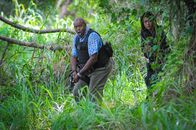Hawaii Five-0 – Eine chemische Explosion in einem Gefängnisbus sorgt für jede Menge Opfer. Die Überlebenden, denen die Flucht gelungen ist, sind einige der gefährlichsten Verbrecher von Halawa. Bei den Ermittlungen stellen Grover (Chi McBride, l.) und Kono (Grace Park, r.) fest, dass Adam, Konos Ehemann unter den Flüchtigen ist ...