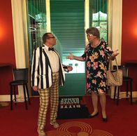 Heißmann + Rassau – Fein rausgeputzt will das Ehepaar Kaltenburger (Volker Heißmann und Martin Rassau, rechts) in der Spielbank von Bad Kissingen sein Glück versuchen.