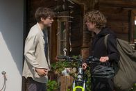 Der Bergdoktor – Lennart Neumüller (Jonas Kaufmann, r.) möchte, dass sein Bruder Vinzent (Tom Böttcher, l.) sich mehr um sein eigenes Leben kümmert.
