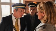 SOKO Stuttgart – Zwei Generationen einer Burschenschaft: Dieter Häberle (Thomas Bestvater, l.) und Simon Rieger (Nico Ehrenteit, M.) befinden sich in einer Auseinandersetzung mit Martina Seiffert (Astrid M. Fünderich, r.). Allem Anschein nach haben sie kein gesteigertes Interesse zur Aufklärung des Falles beizutragen. Da stoßen sie aber Frau Martina Seiffert auf Granit.