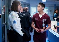 Chicago Med – Chicago Med Auf Herz und Nieren - Heart Matters Staffel 2, Episode 10 Sie bittet ihn um einen Gefallen: Brian Tee als Dr. Ethan Choi, Trudy Platt als Amy Morton (Copyright SRF/NBC Universal)