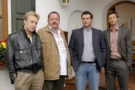 Die Rosenheim-Cops – Die Cops Korbinian Hofer (Joseph Hannesschläger, 2.v.l.) und Sven Hansen (Igor Jeftic, r.) und Michi Mohr) Max Müller, l.) einmal ratlos, oder sollte ihr Jo Caspar (Christian K.Schaeffer) tatsächlich ein Mörder sein?