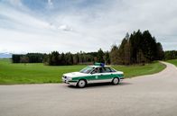 Hubert ohne Staller – Hubert (Christian Tramitz) und Girwidz (Michael Brandner) sind mit dem Streifenwagen unterwegs.