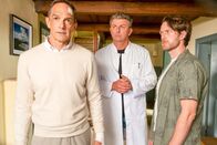 Der Bergdoktor – Dr. Martin Gruber (Hans Sigl, M.) und Elias Jung (Maximilian Klas, r.) fallen aus allen Wolken: Gero Jung (Harry Blank, l.) verweigert die lebensrettende Operation.
