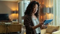 Killing Eve – Obwohl Eve (Sandra Oh) vollkommen in ihre Ermittlungen vertieft ist, bringt sie eine bestimmte Nachricht dazu, sofort alles stehen und liegen zu lassen.