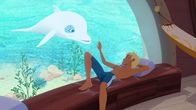 Zoom - Der weiße Delfin – Yann (r.) ist traurig. Er ist nicht so geübt im Speerwerfen wie seine Freunde und hat sich deshalb frustriert in sein Zimmer zurückgezogen. Zoom tröstet seinen Freund.