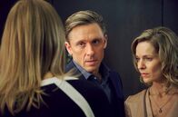Die Heiland - Wir sind Anwalt – SENDER: ARD - SENDETITEL: Die Heiland - Wir sind Anwalt, Folge 2 - UNTERTITEL: Tödliche Tropfen - CAPTION: ARD DIE HEILAND - WIR SIND ANWALT, Neue Serie mit 6 Folgen, F2 "Tödliche Tropfen" Uhr im Ersten..Romy Heiland (Lisa Martinek, r.) und ihr Ex-Freund und ehemaligen Kanzlei-Partner Ben Ritter (Peter Fieseler, M.) im ernsten Gespräch mit Staatsanwältin Johanna Knabe (Helene Grass, l.)..