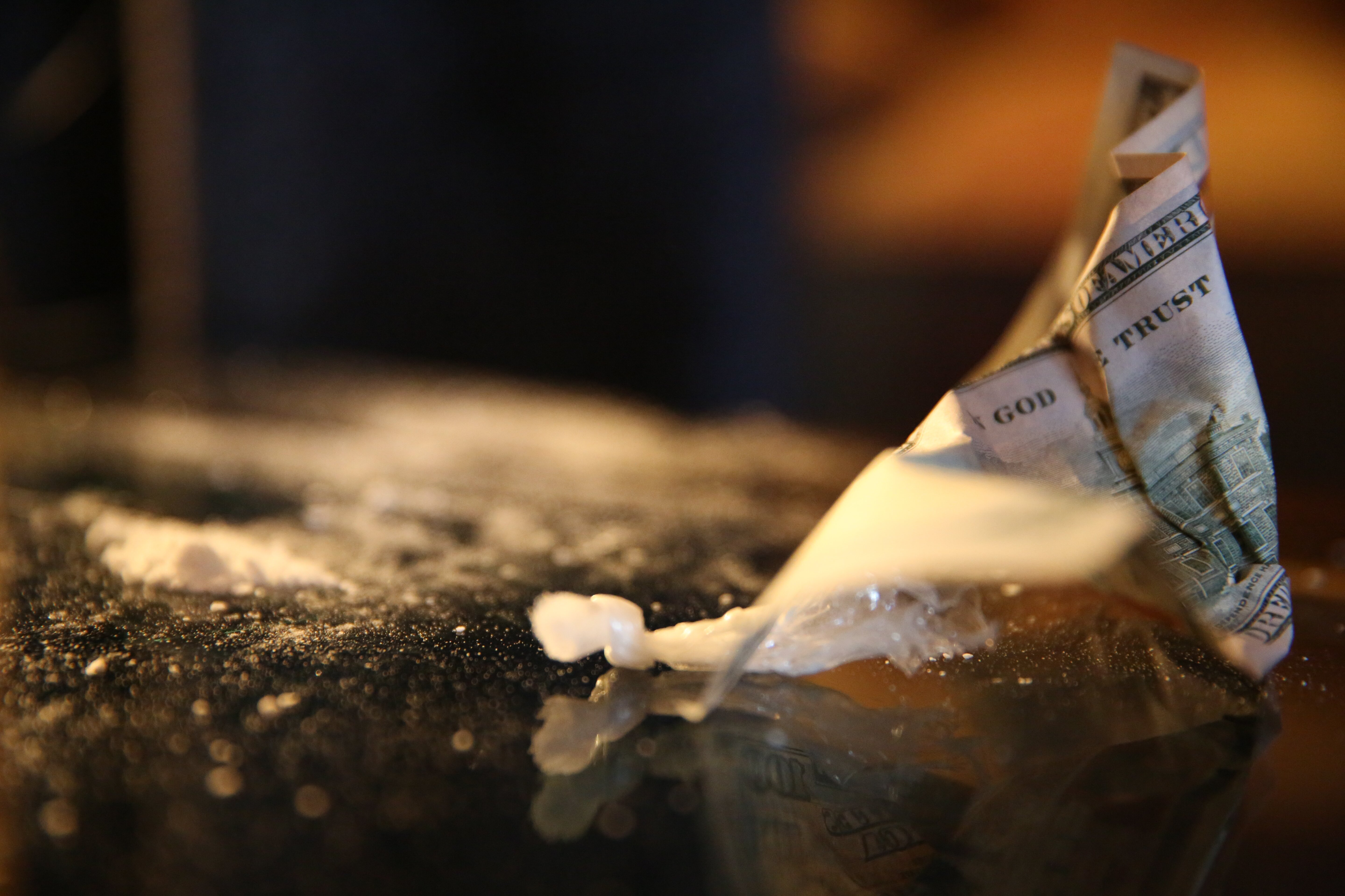 Drogen im Visier – LOS ANGELES - A line of cocaine and a 100 dollar bill. (National Geographic Channels/Laura Balfour)