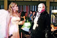 Verliebt in Berlin – Nachdem Lotte (Susanne Szell, r.) ihr das Kostüm ruiniert hat, zieht "Engelchen" Doreen (Alexandra Seefisch, l.) andere Saiten auf ...