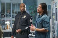 The Rookie – Sergeant Wade Grey (Richard T. Jones, l.) arbeitet mit dem verdeckten Ermittler Robert Ortiz (Antonio Jaramillo, r.) für eine Razzia zusammen.