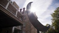 Unheimliche Videos - Wahrheit oder Fake? – Alte Hotels bieten einen Nährboden für paranormale Aktivitäten. Folgen davon können Gäste im "Crescent Hotel" in Arkansas erleben, das als das berühmteste Geisterhotel der USA gilt. Erst Anlaufstelle für die Reichen und Schönen wurde es in den 1930er Jahren von einem selbsternannten Arzt, der angeblich Krebs heilen konnte, in ein Sanatorium verwandelt. Über 100 Patienten starben hier und wurden in eine Totenkammer im Keller gebracht. Seitdem sind geisterhafte Figuren in den Fluren zu sehen, die offenbar nicht zur Ruhe kommen. Außerdem: UFOs am Himmel von Philadelphia, die Riesenquallen gleichen.