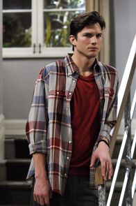 Two and a Half Men – Während Alan hofft, wieder mit Lydnsey zusammen zu kommen, lässt sich Walden (Ashton Kutcher) von Berta einen neuen Look verpassen ...