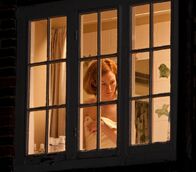 Inspector Barnaby – Connie Bishop (Nancy Carroll) fühlt sich nicht mehr sicher in ihrem Haus.