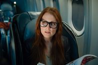Non-Stop – Jen Summers (Julianne Moore) hat den Platz neben Bill, weil sie unbedingt am Fenster sitzen wollte.