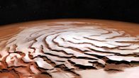 Terra X: Aufbruch ins All – Die Mars Express Sonde offenbart eine magische Welt am Nordpol des Mars. In einer gigantischen Spirale wechseln weiße, mit Wassereis bedeckte Hügel mit dunklen staubgefüllten Gräben.