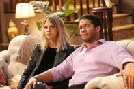 The Mick – Mickeys (Kaitlin Olson, l.) größte Ängste werden war. Natürlich muss sich jemand danebenbenehmen, als sie ihren neuen Freund Dante (Bert Belasco, r.) mit nach Hause bringt ...
