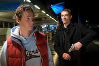 Notruf Hafenkante – Theis Schneider (Steven Scharf, r.) hofft, dass ihn Lucas (Fabian Meier, l.) auf die Spur der verschwundenen Beute bringt.