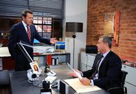 Rote Rosen – ARD ROTE ROSEN FOLGE 1839 Uhr im ERSTEN. Torben (Joachim Kretzer, r.) bestätigt Gunter (Hermann Toelcke, l.), dass die Kündigung durch Drechsler rechtskräftig ist.