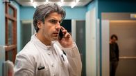 Notruf Hafenkante – Dr. Lazar Sharif (Atheer Adel) ist der neue Arzt im Elbkrankenhaus.