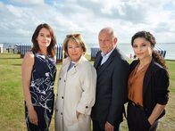 Wilsberg – Man(n) hat es auch nicht leicht: Georg Wilsberg (Leonard Lansink) wird umringt von Frauen: Tanja Steinthal (Stephanie Eidt, l.), Anna Springer (Rita Russek, 2.v.l.) und Dr. Tessa Tilker (Patricia Meeden, r.).