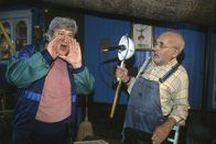 Löwenzahn Classics – Nachbar Paschulke (Helmut Krauss, l.) hat unheimliche Geräusche gehört. Er glaubt, sie müssten von einem nächtlichen Kobold gekommen sein. Peter (Peter Lustig, r.) ist da eher skeptisch.