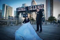 Elementary – Ein neuer Fall für Sherlock (Jonny Lee Miller, l.) und Captain Gregson (Aidan Quinn, r.): Ein Bioingeneur wurde ermordet, womöglich gibt es eine Verbindungen zum Drogenkartell ...