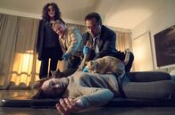 Tatort – Mord in der Nachbarschaft von Staatsanwältin Wilhelmine Klemm (Mechtild Großmann, l), Kommissar Frank Thiel (Axel Prahl, 2.v.l.) und Prof. Karl-Friedrich Boerne (Jan Josef Liefers, r) betrachten die tote Patrizia Merkens (Lilia Lehner) – mit der die Staatsanwältin im Clinch lag.