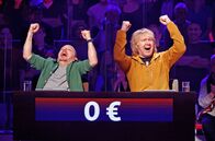 Wer weiß denn sowas? – Rateteam-Kapitän Bernhard Hoëcker (l.) und der Musiker und Mitglied der Band 'Die Prinzen', Tobias Künzel (r.) bilden ein Rateteam.