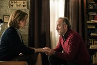 Tatort – Im Schmerz, um den Verlust des gemeinsamen Sohnes, vereint, kommt sich das Ex-Paar wieder näher: Marie Keller (Valentina Sauca) und Fritz Keller (Karl Markovics).