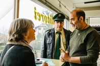 Hubert ohne Staller – Riedl (Paul Sedlmeir, l.) ist beeindruckt von der resoluten Theresa Zaindl (Kathi Leitner, r.).Yazid (Hannes Ringlstetter, r.) kennt gut, sie kommt zu festen Zeiten ins Kaffee.