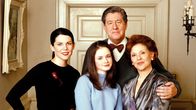 Gilmore Girls – L-R: Lorelai Gilmore (Lauren Graham), Lorelai 'Rory' Leigh Gilmore (Alexis Bledel), Richard Gilmore (Edward Herrmann), Emily Gilmore (Kelly Bishop).