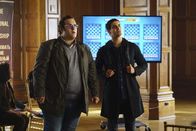 Scorpion – Sylvester (Ari Stidham, l.) und Walter (Elyes Gabel, r.) haben bereits eine spannende Vergangenheit mit dem Thema Schach und sollen jetzt ausgerechnet auf einem Schachturnier eine amerikanische Spionin beschützen. Kann das gut gehen?