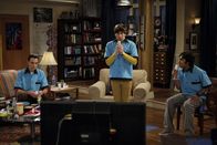 The Big Bang Theory – Freuen sich auf Weihnachten: Sheldon (Jim Parsons, l.), Rajesh (Kunal Nayyar, r.) und Howard (Simon Helberg, M.) ...