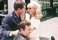 Bezaubernde Jeannie – (v.li.) Larry Hagman (Anthony "Tony" Nelson), Bill Daily (Roger Healey), Barbara Eden (Jeannie).