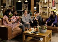 New Girl – v.l.n.r.) Cece (Hannah Simone), Winston (Lamorne Morris), Nick (Jake Johnson), Schmidt (Max Greenfield) und Jess (Zooey Deschanel) an all das, was sie in dieser Wohnung erlebt haben ...
