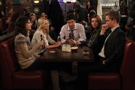 How I Met Your Mother – v.r.) und Robin (Cobie Smulders, l.) mitbekommen, wie naiv sie ist nennen sie nur noch Honey.