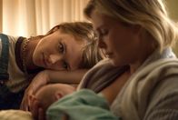 Tully – Bereit zu übernehmen, v.li.: MacKenzie Davis als Tully, Charlize Theron als Marlo