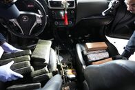 Schmugglern auf der Spur – Durchsuchung eines Autos und Entdeckung einer großen Menge versteckter Kokainpäckchen