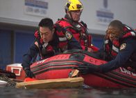9-1-1 Notruf L.A. – Howie 'Chimney' Han (Kenneth Choi, li.) und Henrietta 'Hen' Wilson (Aisha Hinds, re.)