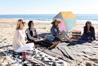 The Last Man on Earth – Die Frauen (v.l.n.r.) Melissa (January Jones), Carol (Kristen Schaal), Gail (Mary Steenburgen) und Erica (Cleopatra Coleman) treiben Todds Schuldgefühle immer weiter in die Höhe. Wird er schließlich endlich allen die Wahrheit sagen?