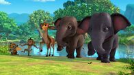 Das Dschungelbuch – Um die Rasselbande Tiger Chota, Affe Trikki, Hirsch Chuchip und die Elefanten Appu und Hita in den Griff zu bekommen, spielt Mogli mit ihnen ein Spiel, bei dem sie seine Bewegung nachmachen müssen.