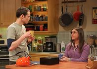 The Big Bang Theory – Leonard, Sheldon (Jim Parsons, l.) und Raj kämpfen um eine unbefristete Stelle an der Universität. Als sich dann noch Penny und Amy (Mayim Bialik, r.) einmischen, spitzt sich der Wettstreit zu ...