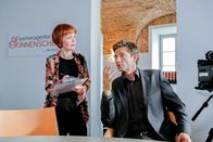 Die Rosenheim-Cops – Kann Partnervermittlerin Roswitha Wüst (Ulla Geiger) Kommissar Hansen (Igor Jeftic) im Mordfall weiter helfen.