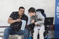 Speechless – Kenneth (Cedric Yarbrough, l.); JJ DiMeo (Micah Fowler, r.)