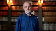 Terra X: Faszination Universum – Das Wissen, das einmal kilometerlange Regale einnahm, ist heute von jedem PC nur einen Klick entfernt. Wie soll man da den Überblick behalten? Prof. Harald Lesch steht in der Bibliothek von Schloss Jetzendorf, Oberbayern.