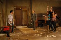 How I Met Your Mother – Jeder trifft irgendwann mal eine dumme Entscheidung, die das Leben verändert: Marshall (Jason Segel, 2.v.r.), Barney (Neil Patrick Harris, 2.v.l.), Lily (Alyson Hannigan, M.) und Robin (Cobie Smulders, r.) merken schnell, dass Ted (Josh Radnor, l.) dies getan hat ...