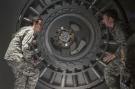 Scorpion – Die Dates mit Linda laufen für Walter (Elyes Gabel, l.) eigentlich ganz gut, bis Toby (Eddie Kaye Thomas, r.) ihm mal wieder dazwischenfunkt ...