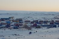 Unsere Kontinente – Die Inuit im polaren Norden Kanadas machen noch heute von ihren traditionellen Kulturtechniken Gebrauch. Ca. 80 Prozent der Bevölkerung Iqaluits, der Hauptstadt Nunavuts, besteht aus Inuit.